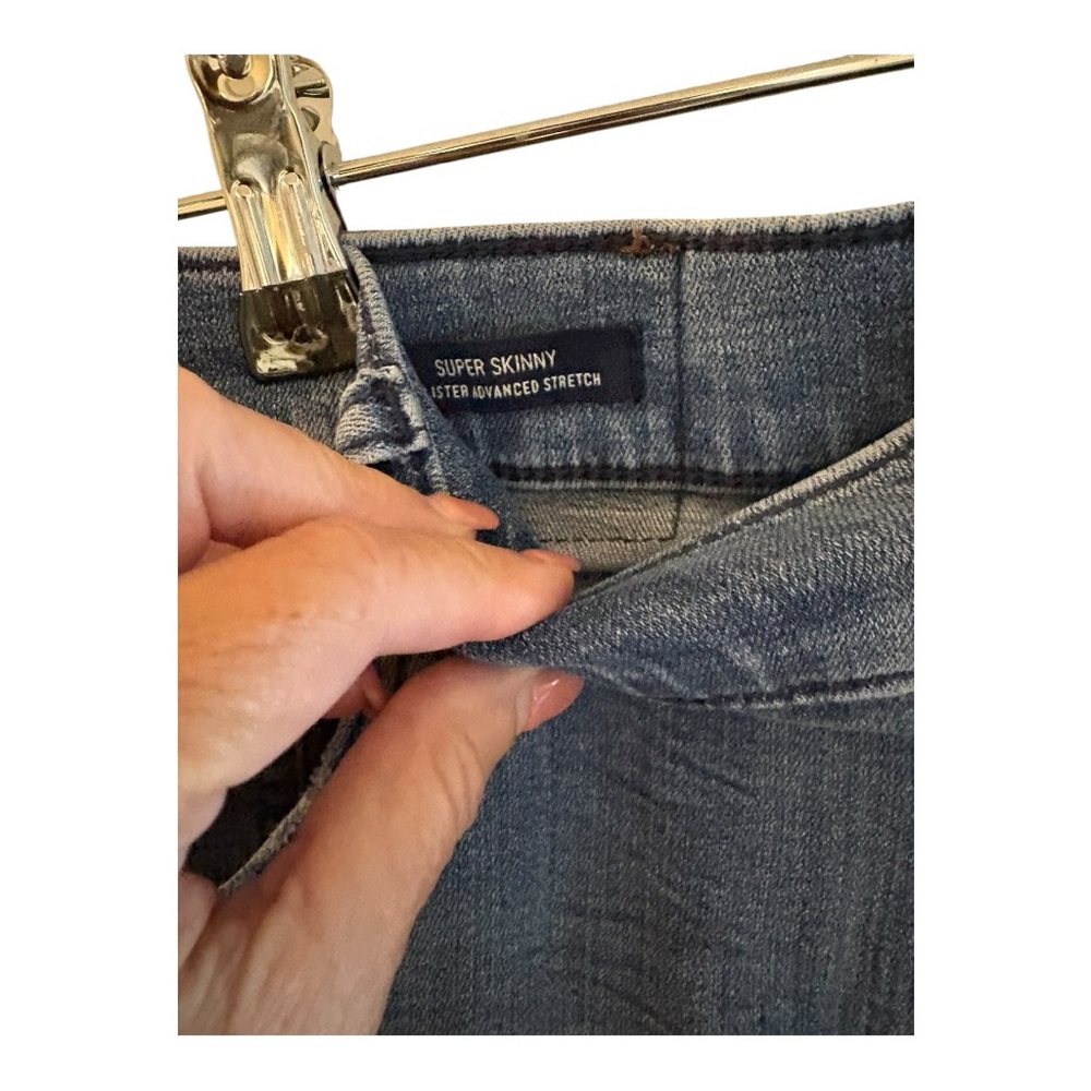 Hollister skinny jeans in a light wash with ribbed detailing at the knees. - Picture 4 of 7